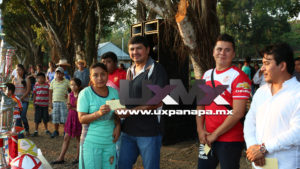 C. Alonso Jaimes Ayala Entregando el premio al 4to lugar - Equipo de Agustín Melgar.