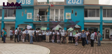 padres de familia alumnos toman ayuntamiento uxpanapa