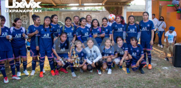 Silvia Flores Sánchez y el equipo femenil de futbol del Tebaev "La Chinantla".