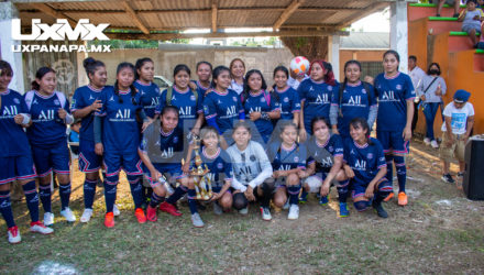 Silvia Flores Sánchez y el equipo femenil de futbol del Tebaev "La Chinantla".