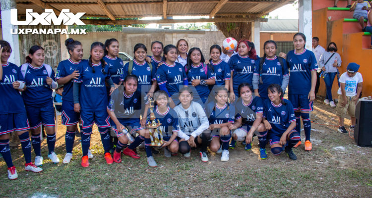 Silvia Flores Sánchez y el equipo femenil de futbol del Tebaev "La Chinantla".